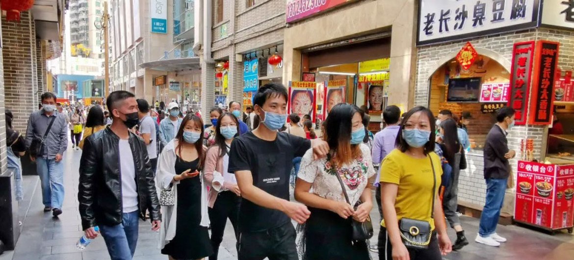 Les habitants de Shenzhen, en Chine, sont dans les rues de la ville à la suite de la pandémie de coronavirus. 