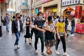 चीन के शेनज़ेन प्रान्त में कोरोनावायरस संक्रमण के उछाल के बीच सड़कों पर भीड़.