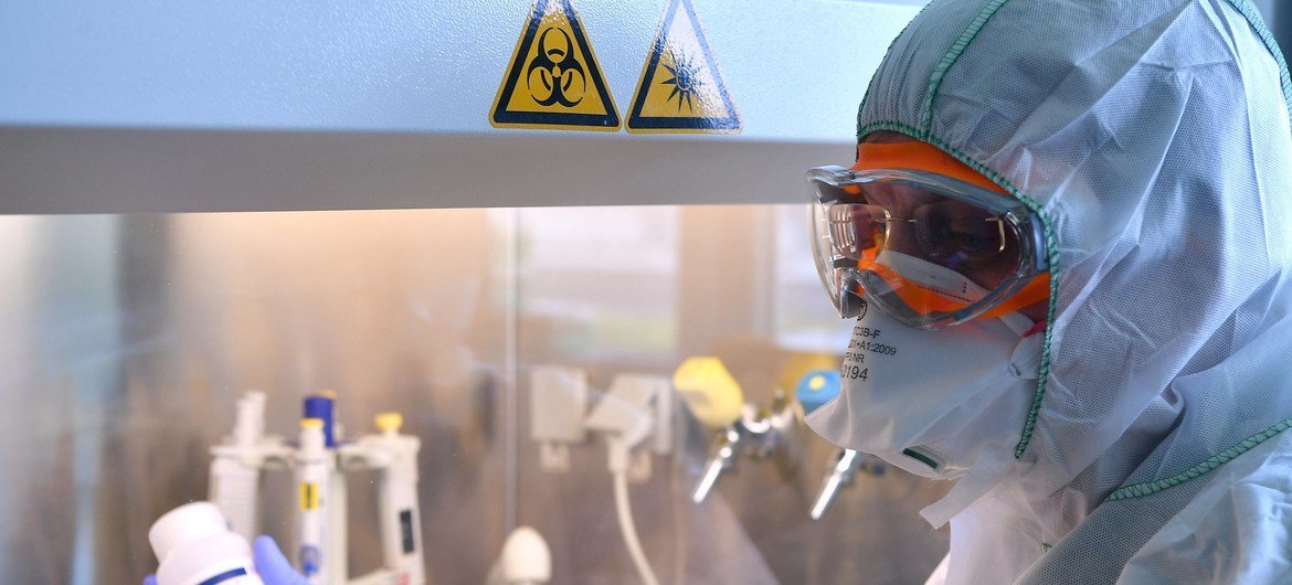 William G. Dundon, biólogo molecular, prepara-se para a extração do genoma viral dentro de um gabinete de biossegurança no Laboratório de Proteção e Saúde Animal da OIEA, na Áustria.