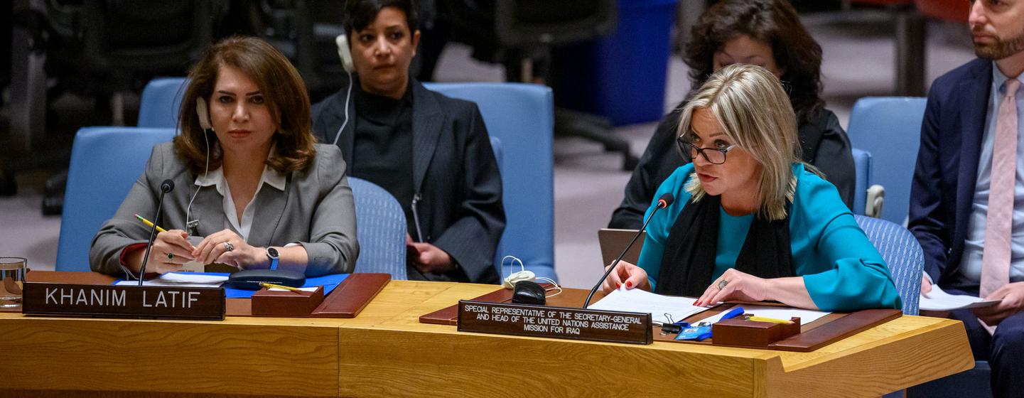 Jeanine Hennis-Plasschaert (à droite), Représentante spéciale du Secrétaire général pour l'Iraq, informe les membres du Conseil de sécurité de la situation dans le pays.