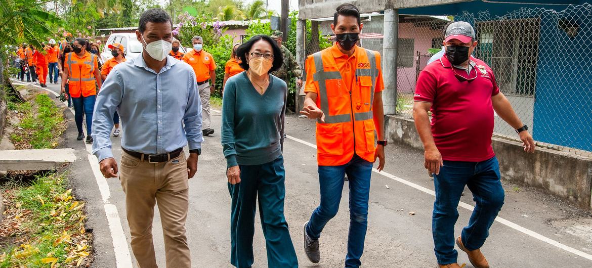 Raúl Salazar y Mami Mizutori (2ª izq.), Representante Especial del Secretario General de la ONU para la Reducción del Riesgo de Desastres, visitaron la comunidad de Las Margaritas de Chepo, Panamá, en 2022.