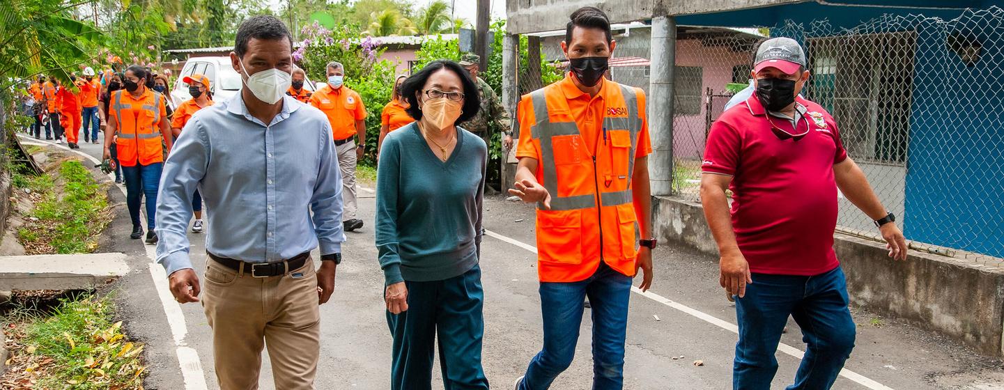 Raul Salazar and Mami Mizutori (2nd left), Special Representative of the UN Secretary-General for Disaster Risk Reduction, visited the community of Las Margaritas de Chepo, Panama in 2022.