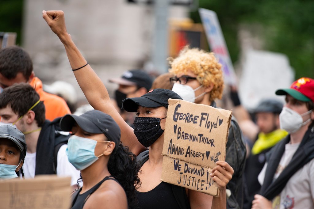 Manifestation à New York en juin 2020 contre le racisme et les brutalités policières à la suite de la mort de George Floyd.