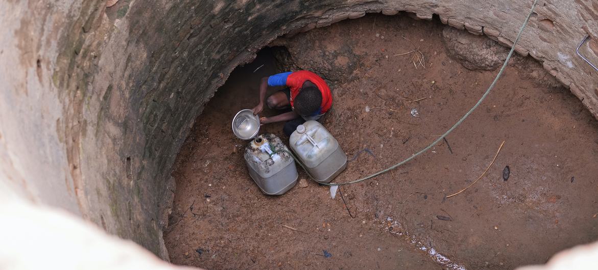 苏丹各地数百万人因敌对军队之间的冲突而流离失所。在这张资料照片中，一名儿童在达尔富尔中部的一口深井中取水。