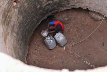 Des millions de personnes au Soudan ont été chassées par le conflit entre des armées rivales. Sur cette photo d'archives, un enfant recueille de l'eau d'un puits profond dans le centre du Darfour.