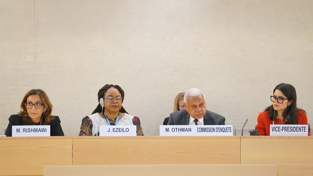 Les membres de la mission d’établissement des faits, aux côtés de la  vice-présidente du Conseil des droits de l'homme, lors de la 56ème session de l'organe à Genève. 