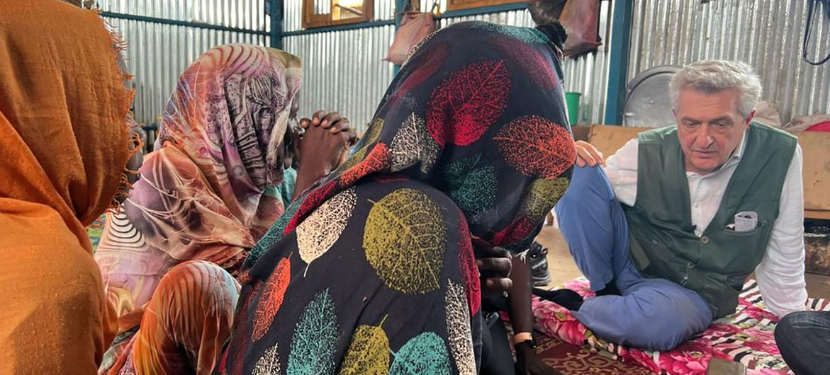 No Sudão do Sul, o alto comissário da ONU para Refugiados, Filippo Grandi, encontra-se com famílias recém-chegadas do Sudão.
