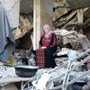 Samar Abd Rabbo, desplazada de la ciudad de Jabalia, vive con su familia en un edificio destruido de la ciudad de Gaza.