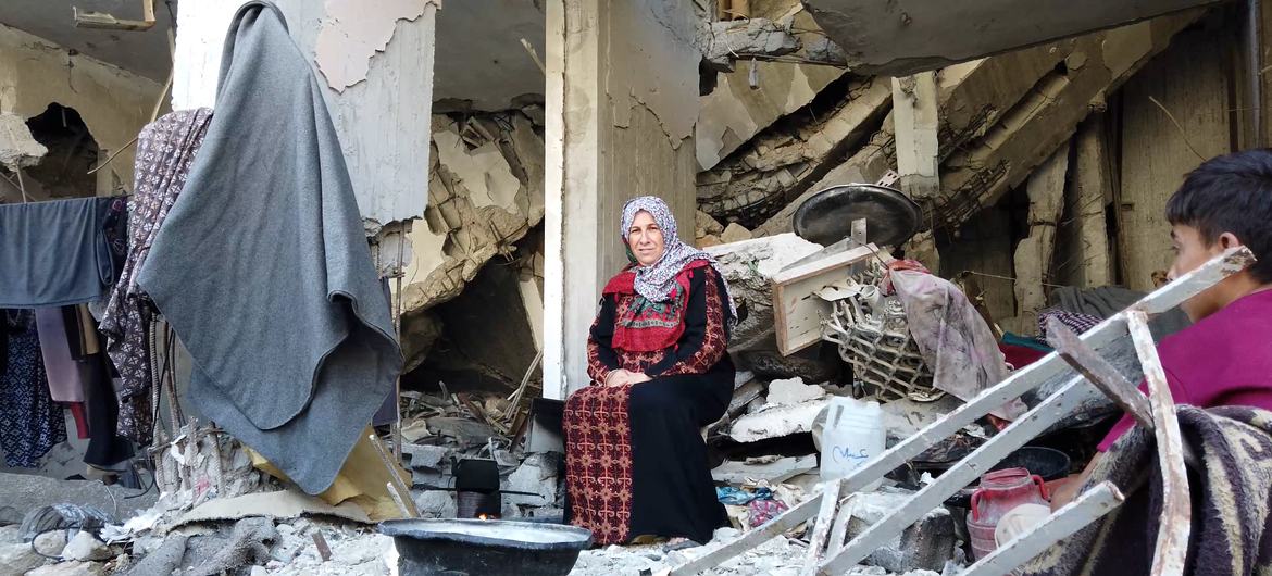 Samar Abd Rabbo, desplazada de la ciudad de Jabalia, vive con su familia en un edificio destruido de la ciudad de Gaza.