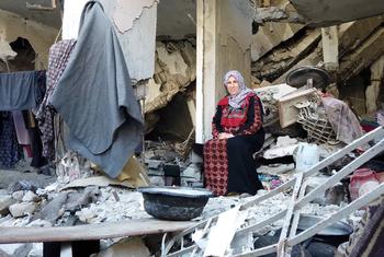 Samar Abd Rabbo, desplazada de la ciudad de Jabalia, vive con su familia en un edificio destruido de la ciudad de Gaza.