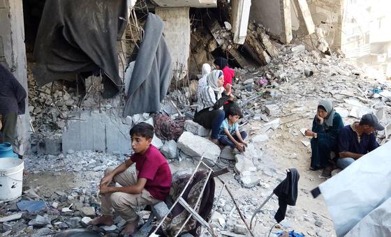 "أحياء بلا حياة": نازحون يعيشون بين الأنقاض في غزة