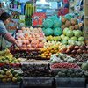 在中国昆明，一个售卖水果的摊位。