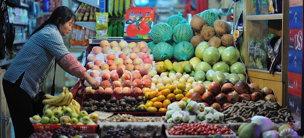 在中国昆明，一个售卖水果的摊位。