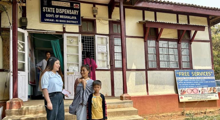 स्टाफ़ नर्स रिमाया एल मैरांग (बाएँ) 34 वर्षीय शाइदालिन मतलांग के साथ, जो अपने 8 वर्षीय बेटे शिम किबोर को जीभ के थ्रश के इलाज के लिए उमियम की डिस्पेंसरी में लेकर आई हैं. 