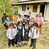 लुम्सोहपेटबनेंग ग्राम स्वास्थ्य परिषद की बैठक की फोटो में स्कूल से घर जाते कुछ बच्चे. 