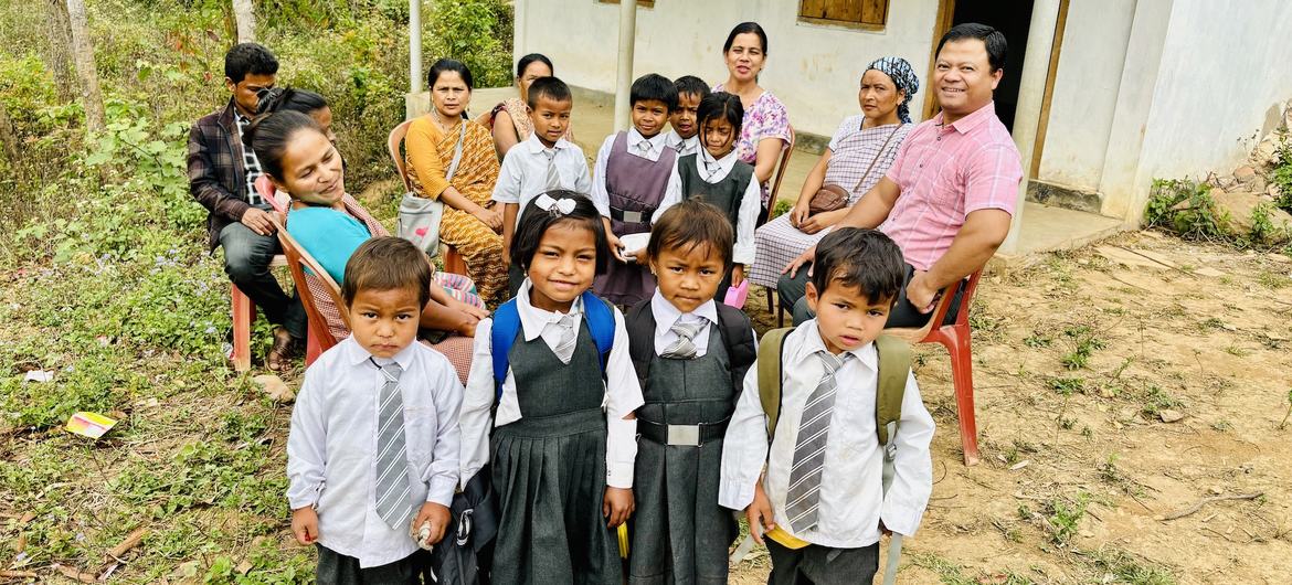 लुम्सोहपेटबनेंग ग्राम स्वास्थ्य परिषद की बैठक की फोटो में स्कूल से घर जाते कुछ बच्चे. 