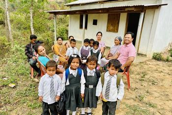 लुम्सोहपेटबनेंग ग्राम स्वास्थ्य परिषद की बैठक की फोटो में स्कूल से घर जाते कुछ बच्चे. 