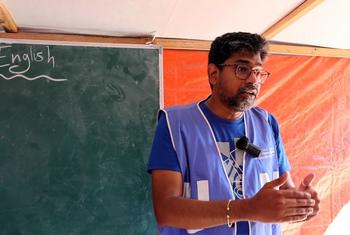 في مخيم الاستقامة، وسط مدينة دير البلح، وفي فصل دراسي مؤقت من الخيام، التقى أجيث سونغاي، مدير مكتب الأمم المتحدة لحقوق الإنسان في الأرض الفلسطينية المحتلة بطالبات من غزة وأجرى معهن حوارا تفاعليا حول حقوقهن في ظل الحرب. 