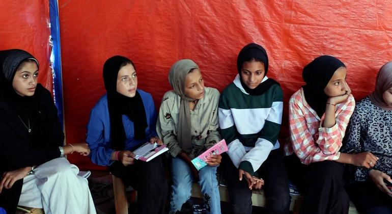 在代尔拜莱赫中部的流离失所者营地，联合国人权事务高级专员办事处驻巴勒斯坦领土办事处主任参观了为巴勒斯坦儿童搭建的帐篷教室。