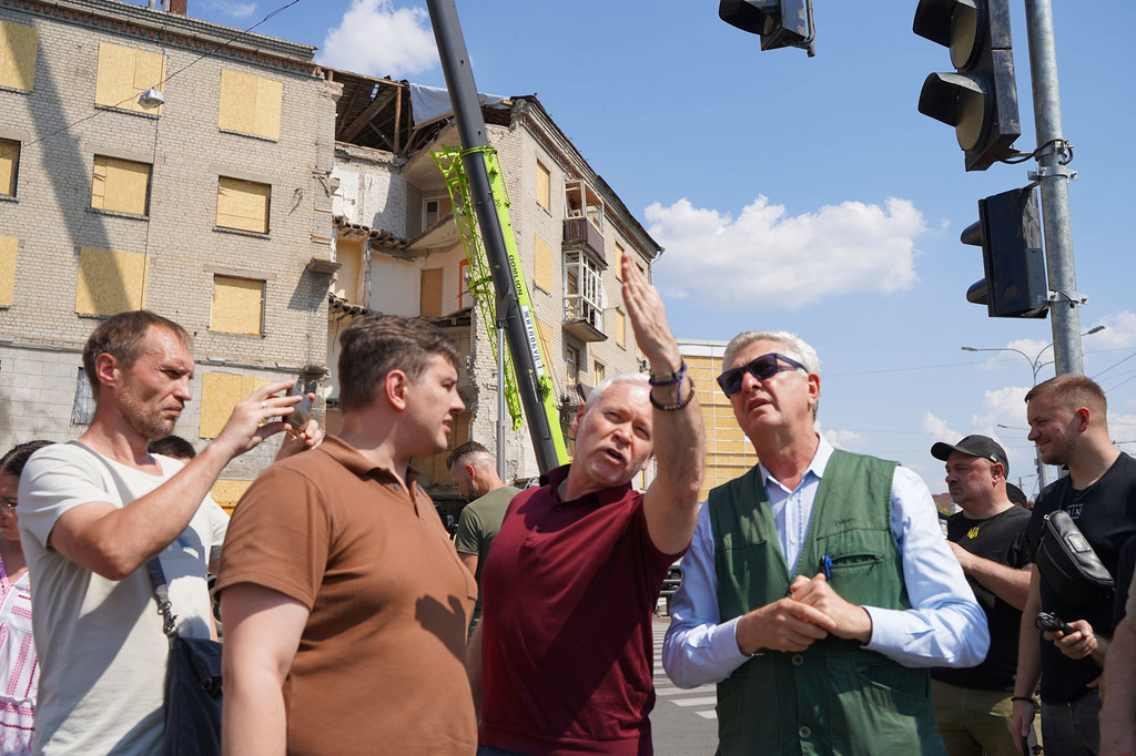 Le chef du HCR, Filippo Grandi, observe les conséquences d'un récent attentat à la bombe lors de sa visite en Ukraine.