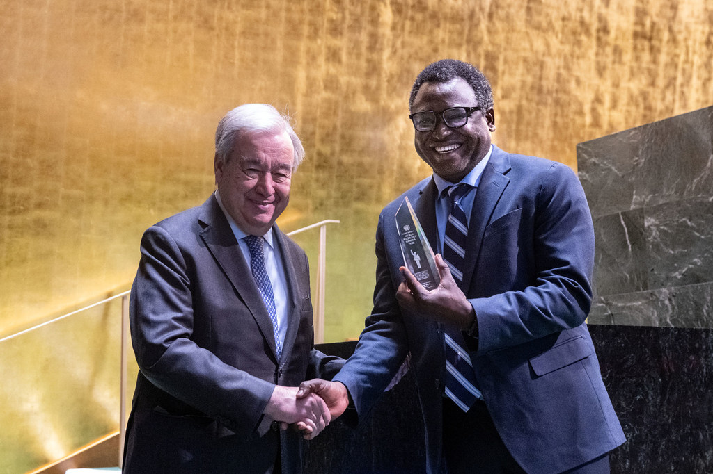 Secretary-General António Guterres (left) with Nelson Mandela Prize awardee Kennedy Odede of Kenya at the informal meeting on the observance of the annual Nelson Mandela International Day.