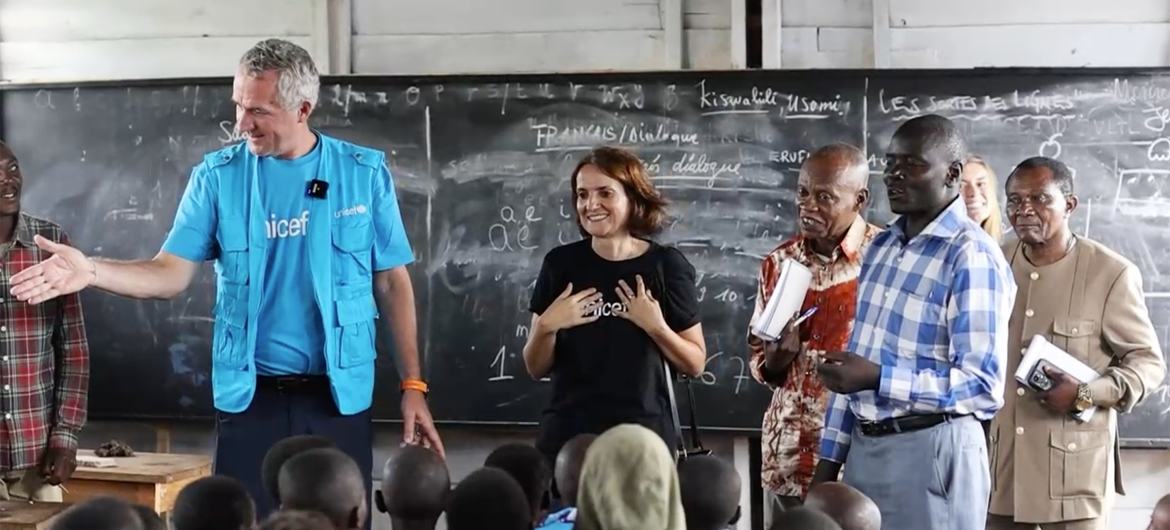 UNICEF's Helena Murseli (centre) meets children in a classroom in the DR Congo.