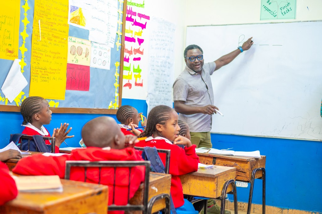 Kennedy Odede akiwa na watoto wa shule huko Kibera Kenya.