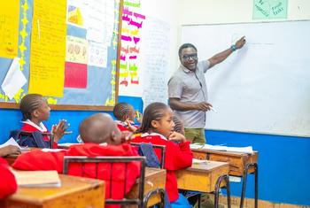 Kennedy Odede akiwa na watoto wa shule huko Kibera Kenya.