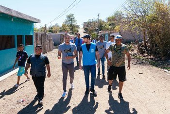 El actor mexicano Alfonso Herrera visita un vecindario de Tegucigalpa en su trabajo con ACNUR.