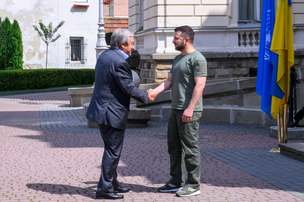 Le Secrétaire général António Guterres (à gauche) rencontre Volodymyr Zelenskyy, Président de l'Ukraine, à Lviv, en Ukraine.