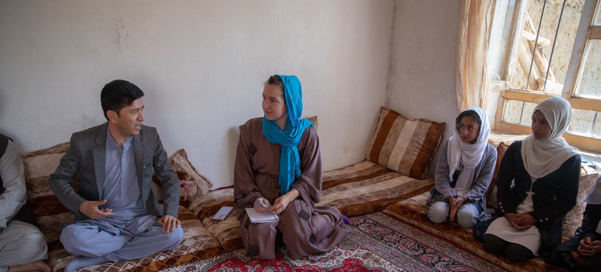 联合国儿童基金会工作人员维罗妮卡·豪泽与阿富汗人会面。