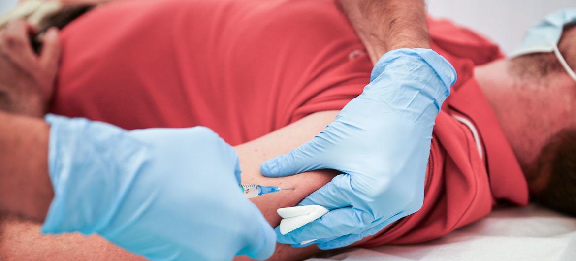 Un homme reçoit une dose de vaccin contre mpox dans une clinique au Portugal.