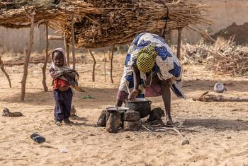 Un niño y su madre huyen de la violencia en Niger.