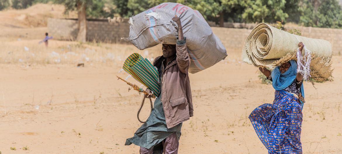 Ajuda é distribuída às famílias deslocadas que fugiram da violência na Nigéria e se estabeleceram no Níger