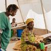 Amina Bakunda est médecin au centre de traitement du choléra soutenu par l'UNICEF à Bulengo, un site pour les personnes déplacées dans la province du Nord-Kivu, en République démocratique du Congo.