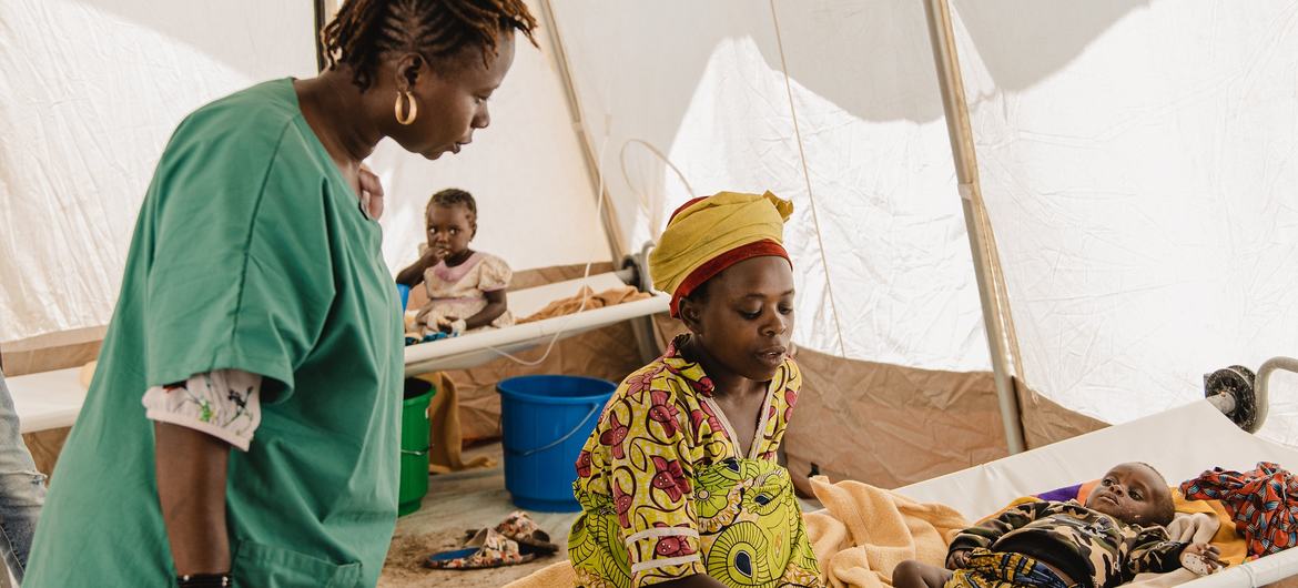 Amina Bakunda est médecin au centre de traitement du choléra soutenu par l'UNICEF à Bulengo, un site pour les personnes déplacées dans la province du Nord-Kivu, en République démocratique du Congo.