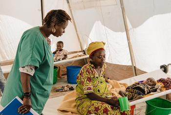 在刚果民主共和国北基伍省，儿童在流离失所者营地的霍乱治疗中心接受治疗。