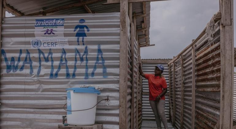 Toilettes installées par l'UNICEF et ses partenaires dans le camp de Bulengo, à l'ouest de la ville de Goma, en République démocratique du Congo.