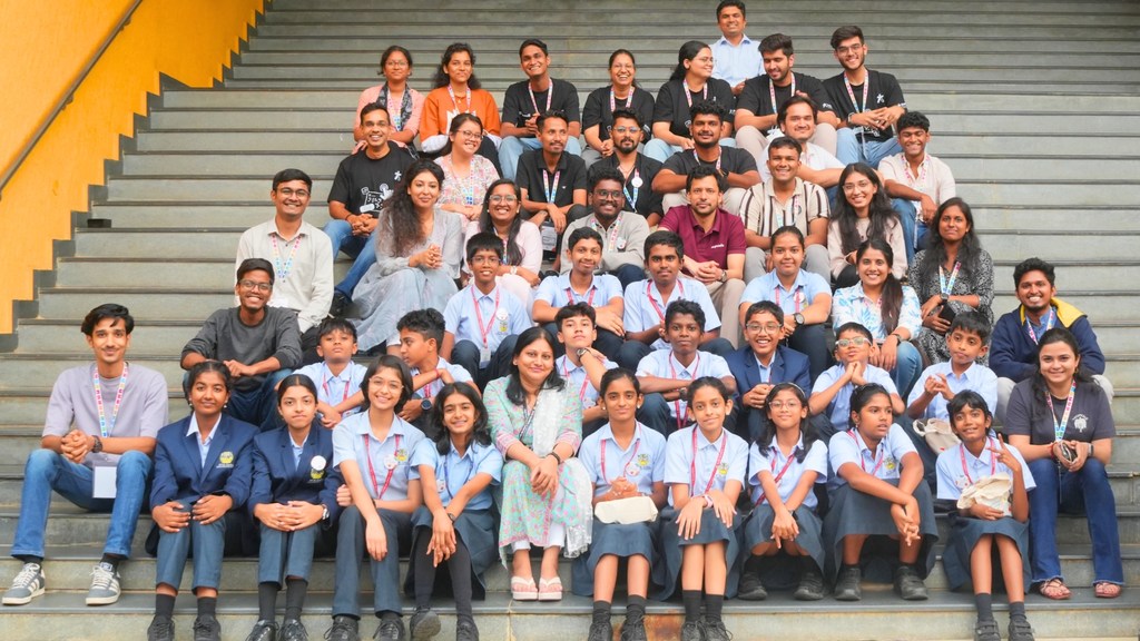 वाईसीएल नेशनल इनोवेशन चैलेंज 2024-25 के प्रतिभागी सीढ़ियों पर एक समूह तस्वीर के लिए पोज दे रहे हैं।