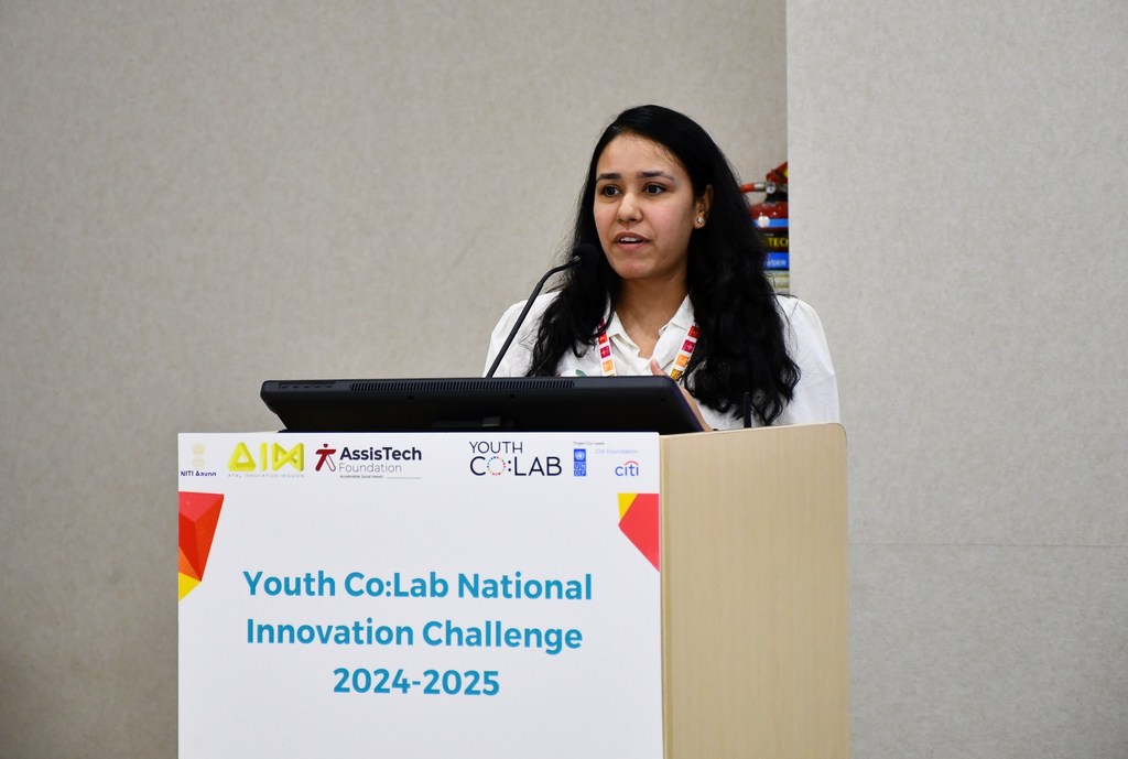 भारत में यूथ को:लैब नेशनल इनोवेशन चैलेंज 2024-2025 के लिए मंच पर एक महिला वक्ता।