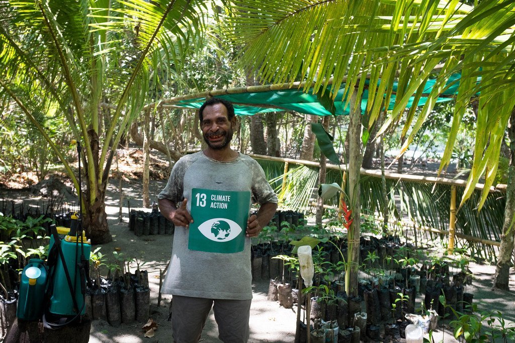 El conservacionista de Papuan Alfred Masul está replantando los manglares para desarrollar la resiliencia contra el cambio climático (archivo) El conservacionista de Papuan Alfred Masul está replantando los manglares para desarrollar la resiliencia contra el cambio climático (archivo)