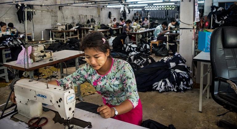 Une migrante travaille dans une usine de textile en Thaïlande.