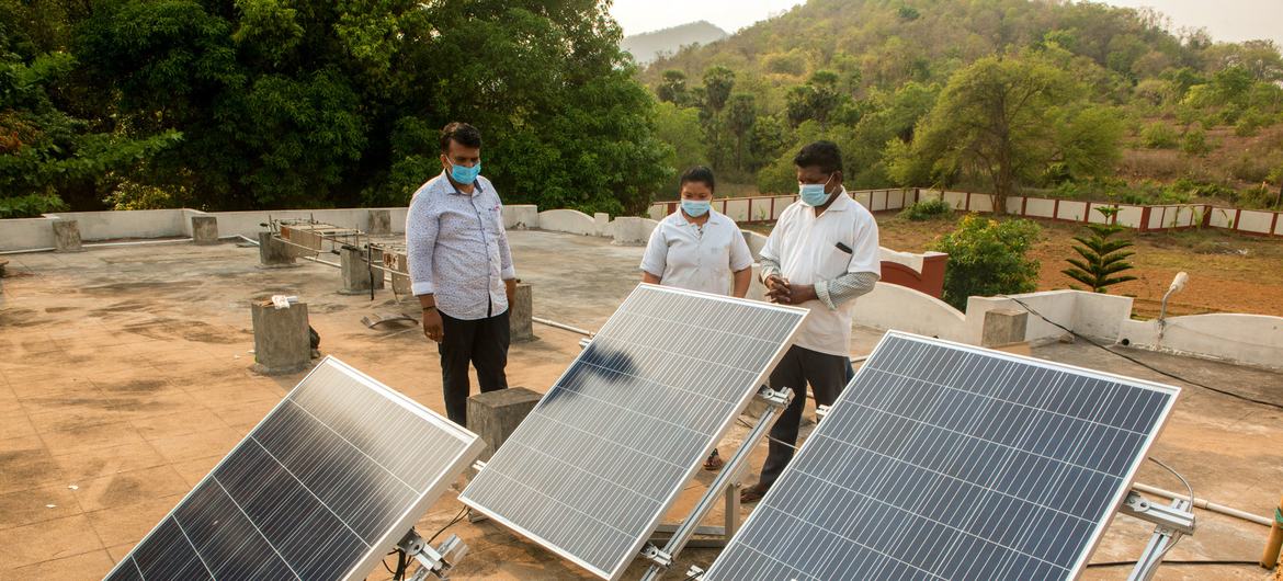 Солнечные панели в одном из медицинских центров в индийском штате Андхра-Прадеш. 