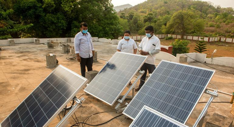 الألواح الشمسية في مركز للصحة الأولية في ولاية أندرا براديش، الهند.
