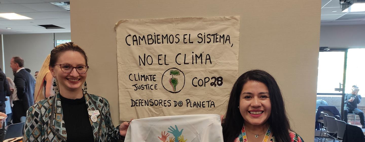 La fundadora y CEO de la ONG The Millennials Movement, Rosario Dias Garavito (derecha) con un miembro de la organización (izquierda) durante la Asamblea Mundial de los Pueblos 2023.