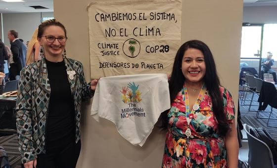 La fundadora y CEO de la ONG The Millennials Movement, Rosario Dias Garavito (derecha) con un miembro de la organización (izquierda) durante la Asamblea Mundial de los Pueblos 2023.