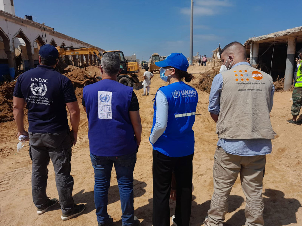Le personnel de l'ONU participe aux efforts de reconstruction à Derna, en Libye.