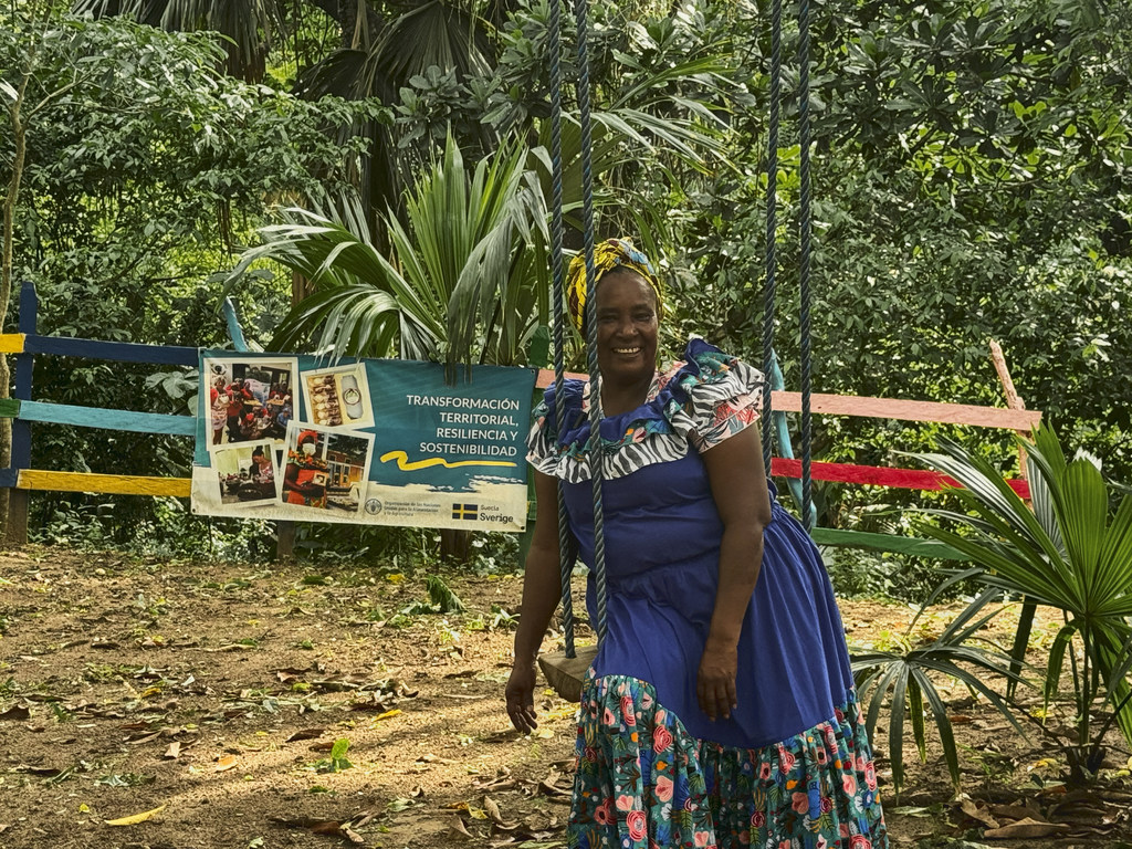 Saray Zuñiga est assise sur une balançoire à l'éco-parc construit grâce au projet FAO-Suède. 