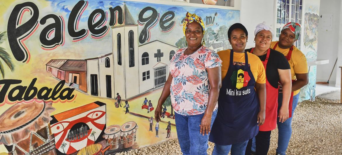 En la Tienda Artesanal Toro Sonrisa víctimas del desplazamiento como Saray Zúñiga están reconstruyendo sus medios de vida