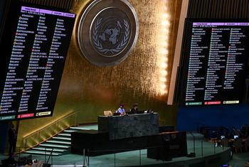بأغلبية 124 عضوا اعتمدت الجمعية العامة للأمم المتحدة قرارا يطالب بأن تنهي إسرائيل "وجودها غير القانوني في الأرض الفلسطينية المحتلة" خلال 12 شهرا.